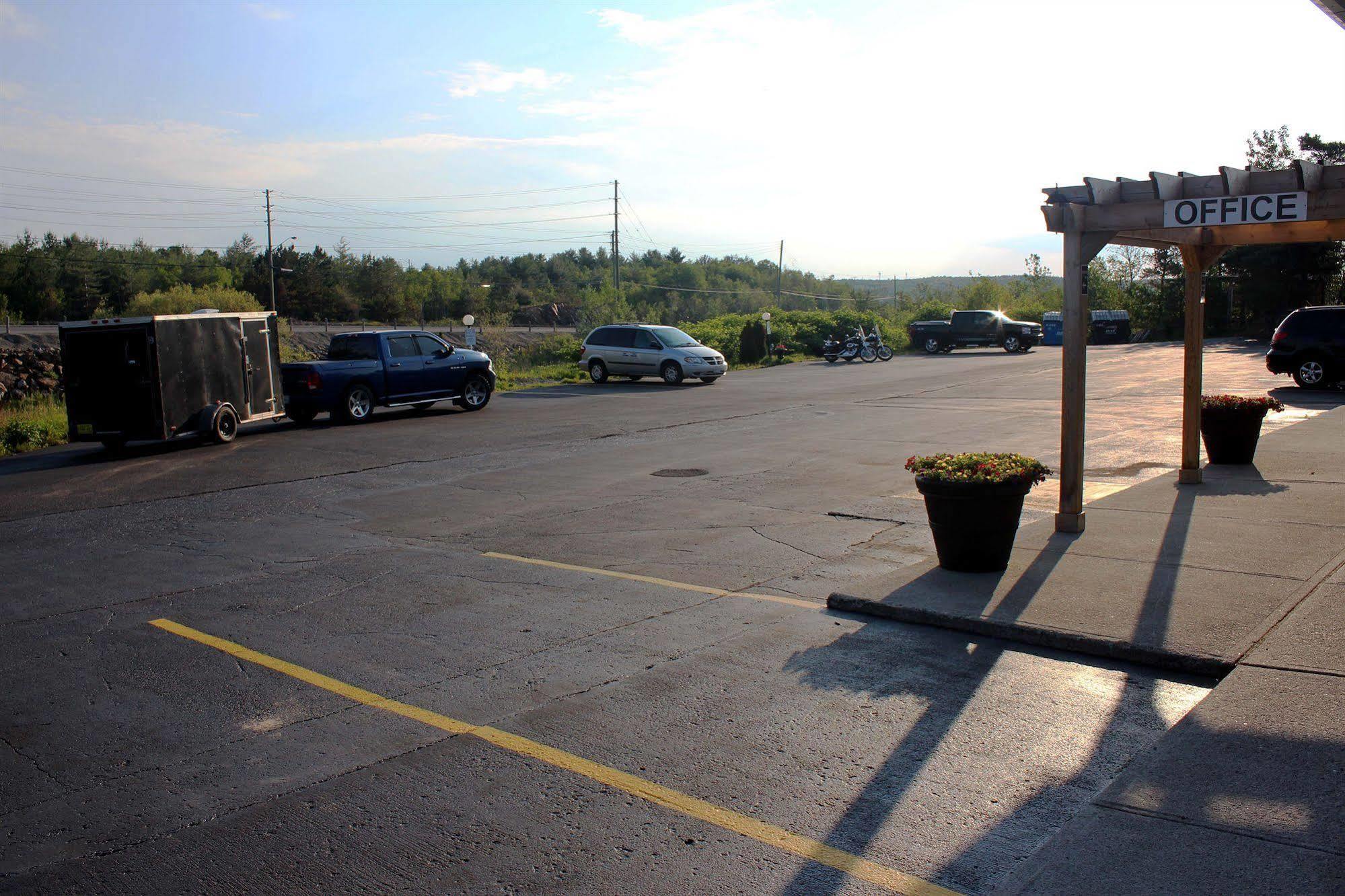 Moonlight Inn And Suites Sudbury Exterior foto